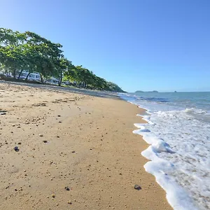 Beachfront On Trinity Lägenhetshotell